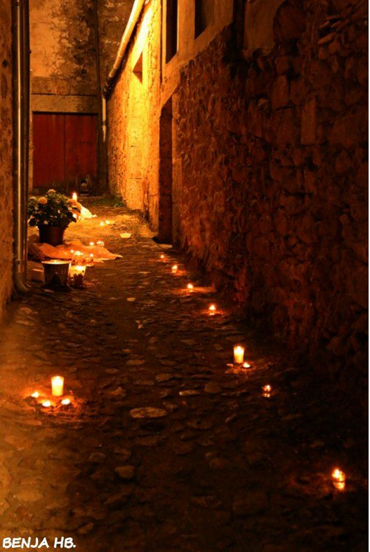 Calle iluminada con velas en Candelario