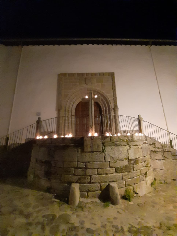 Decoración con velas de rincones emblemáticos de Candelario