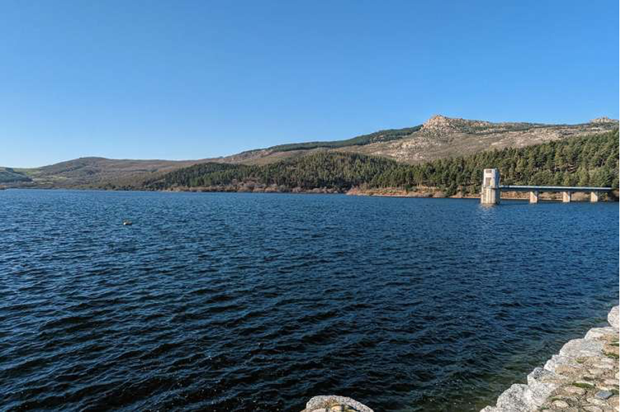 Ruta al Embalse de Navamuño desde Llano Alto